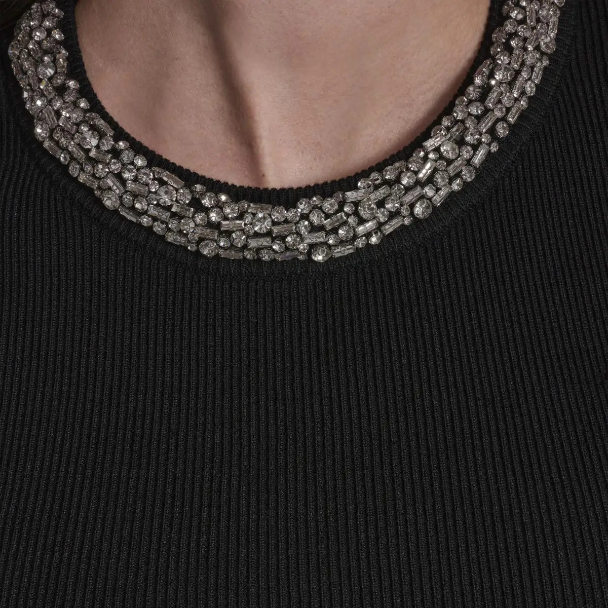 DKNYDJ22025_17_DJ6R0954_BLK_ALT3