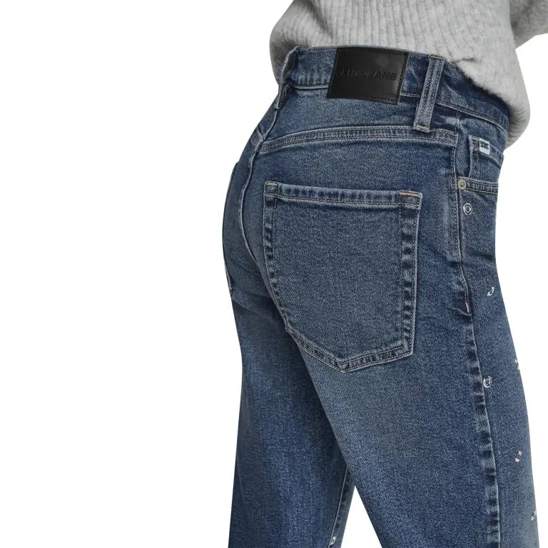 DKNYDJ17825_25_DJ6B4196_QLI_ALT3