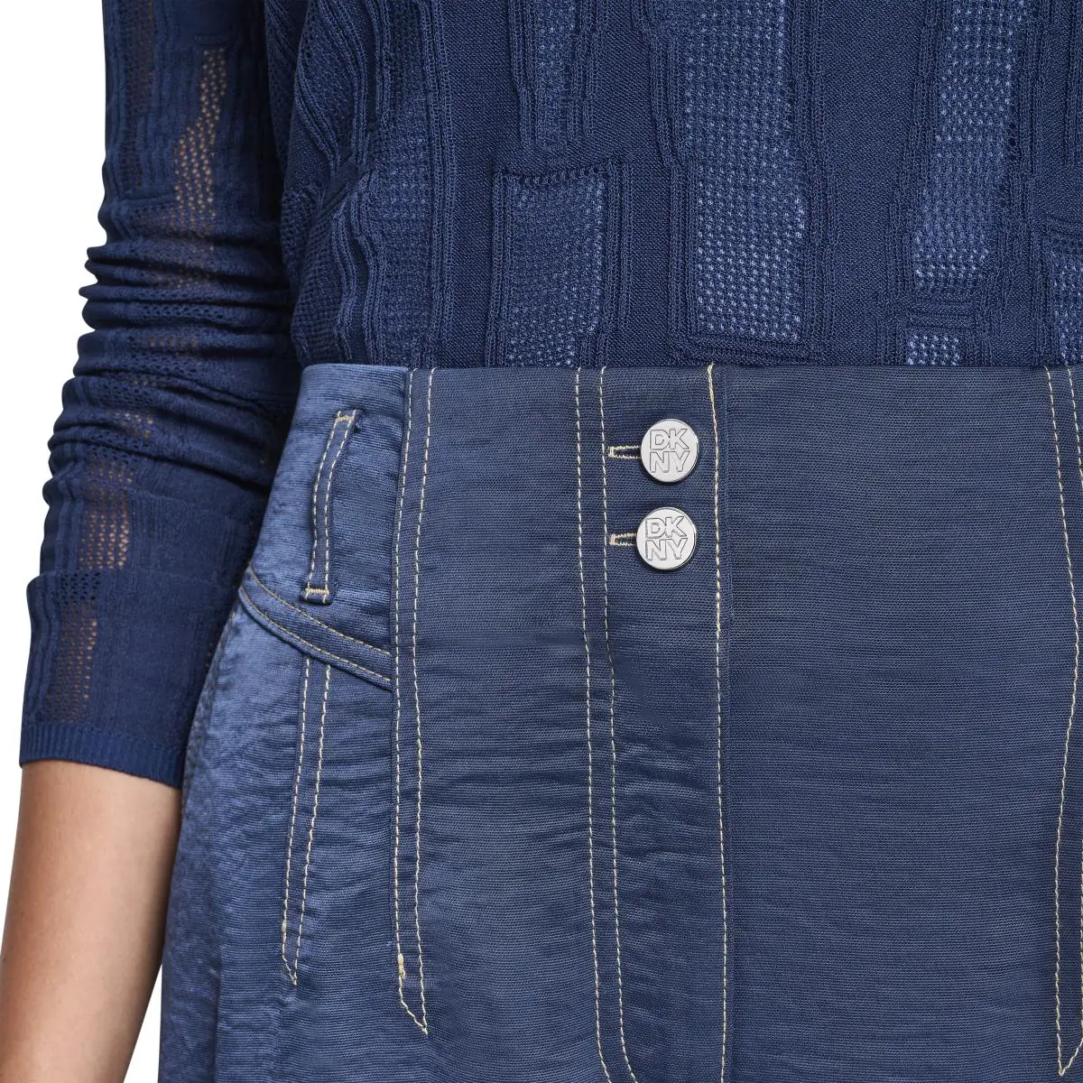 DKNYDW17225_64_P5KK7D22_GDX_ALT3