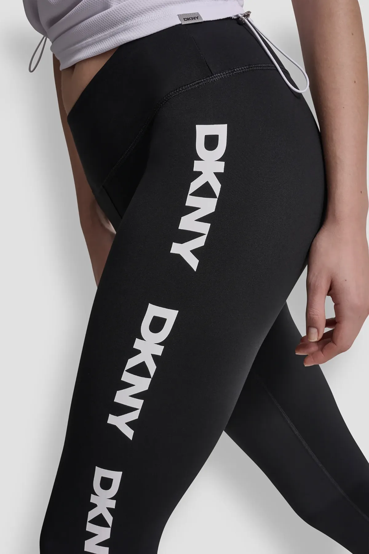 DKNYDP24125_7_DP6P3813_BLW_ALT2