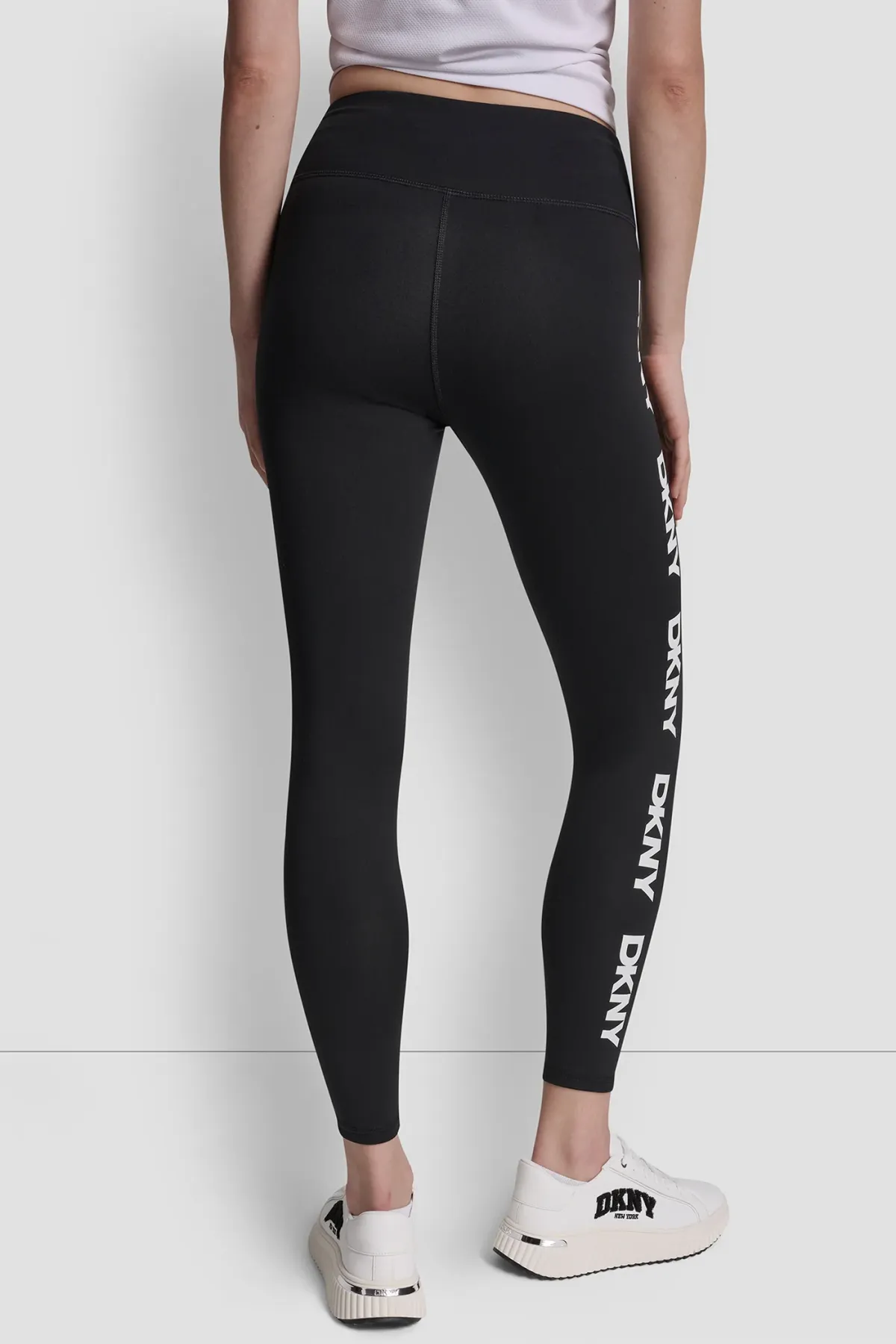 DKNYDP24125_7_DP6P3813_BLW_B