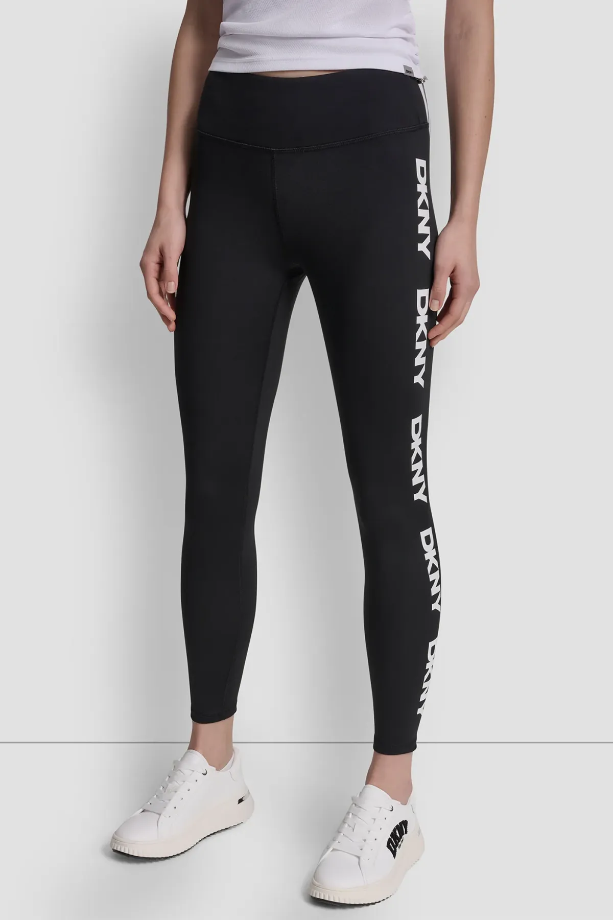 DKNYDP24125_7_DP6P3813_BLW_F