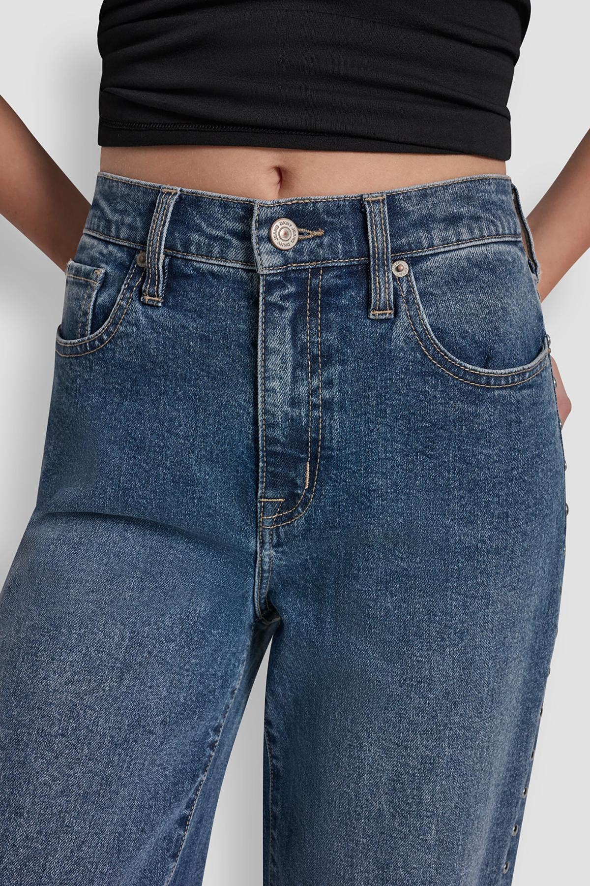 DKNYDJ22025_71_DJ6M4228_YJQ_ALT2