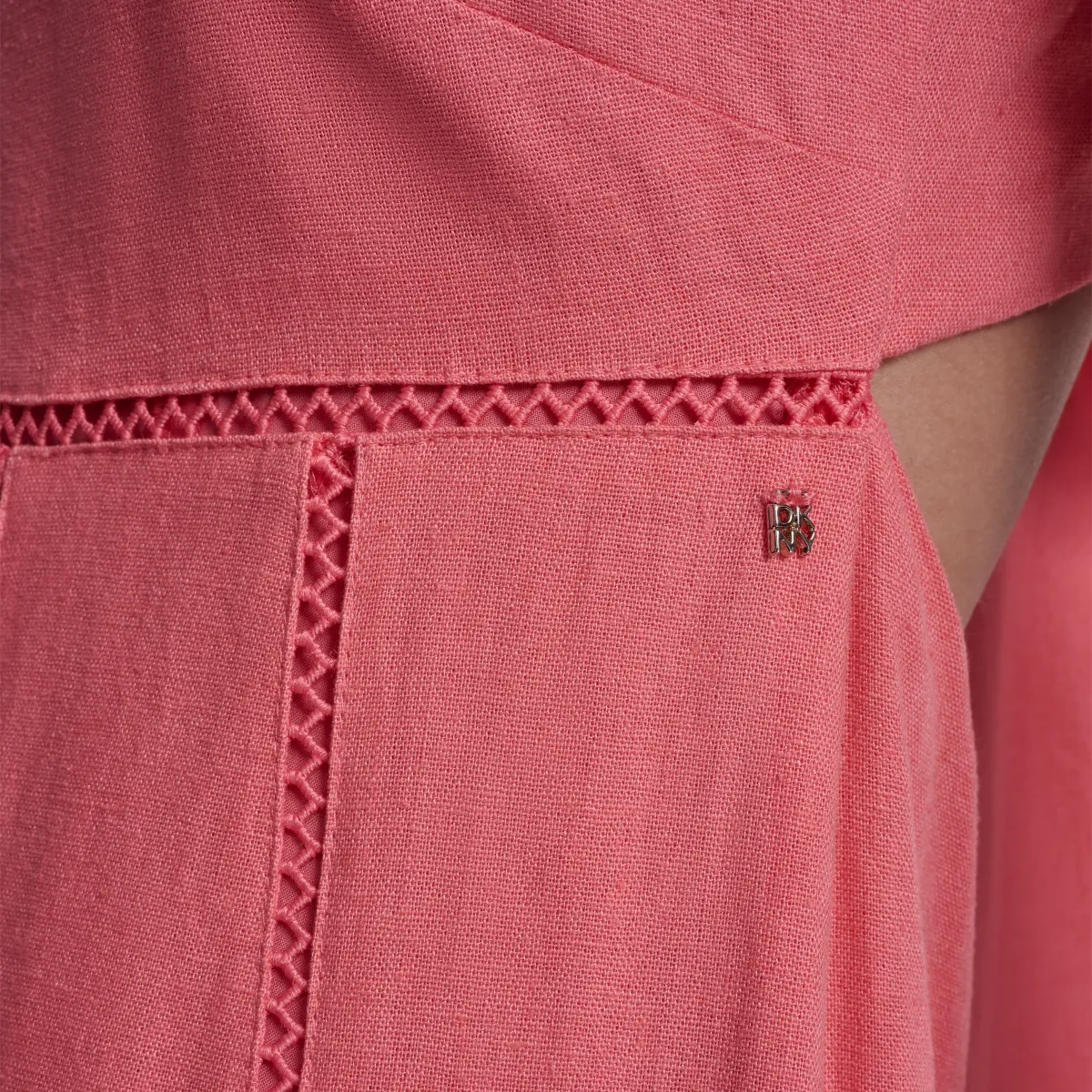 DKNYDJ24825_18_DJ6D9174_AEF_ALT4