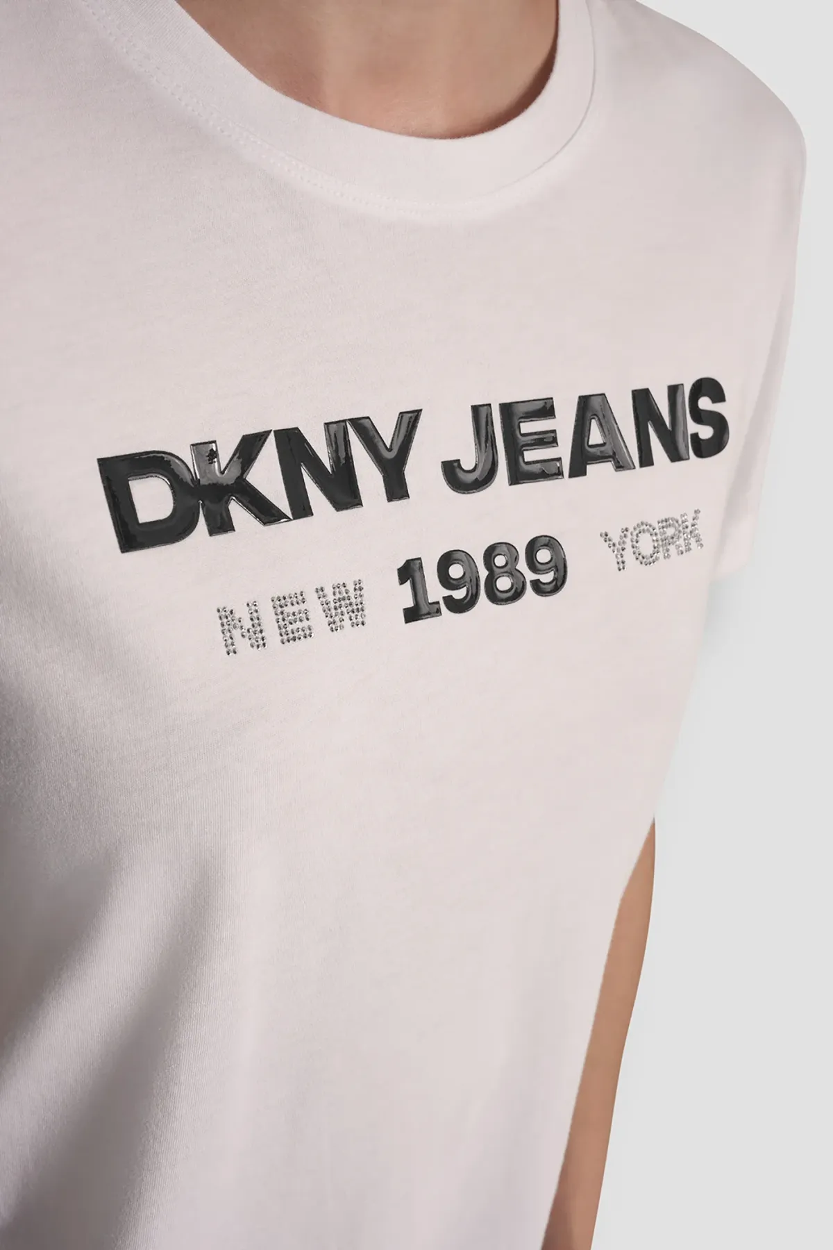 DKNYDJ25125_11_DJ6T1747_WHB_ALT3